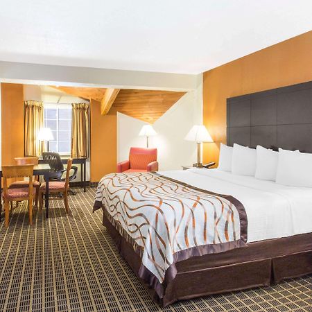 Baymont By Wyndham Muskegon Hotel Exterior foto